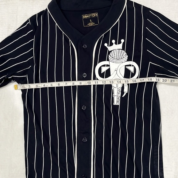 Switch Remarkable Legendary Black & White Pinstriped Shirt with Logo. SIZE L - Picture 10 of 11